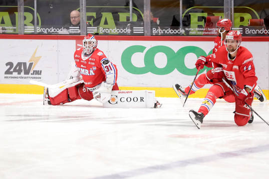 Timrås målvakt Tim Juel värmer upp innan ishockeymatchen