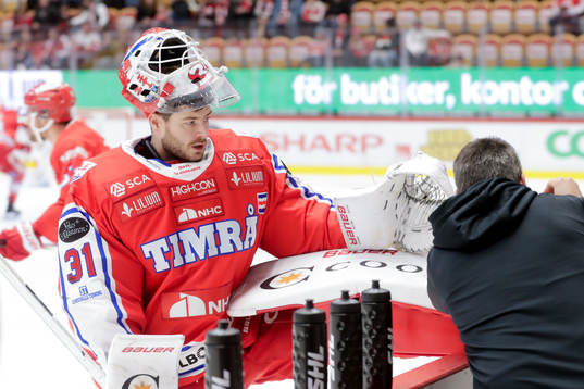 Timrås målvakt Tim Juel innan ishockeymatchen i SHL
