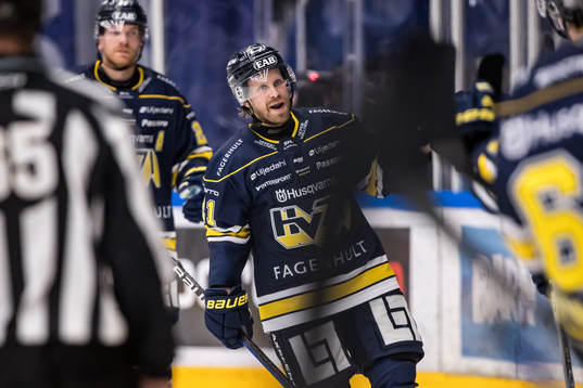 HV 71s Mattias Tedenby jublar