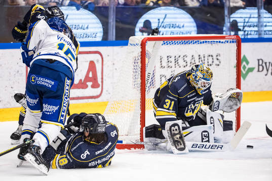 Leksands IFs Marcus Karlberg och HV71s målvakt Joni Ortio