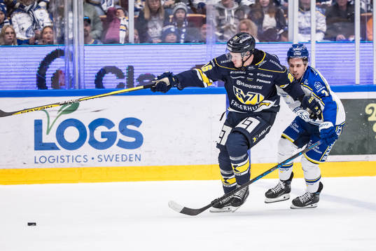 HV 71s Tommi Tikka och Leksands IFs Marcus Karlberg