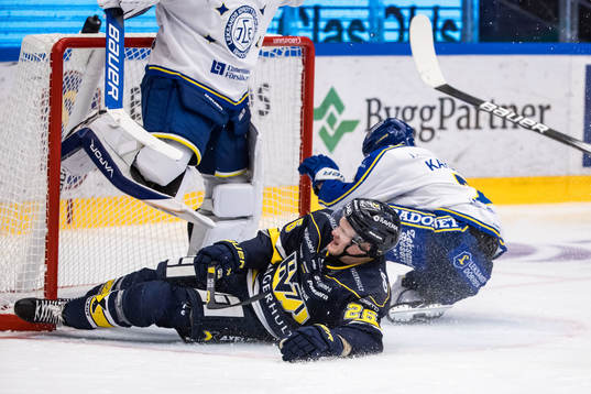 HV 71s Tommi Tikka och Leksands IFs Marcus Karlberg