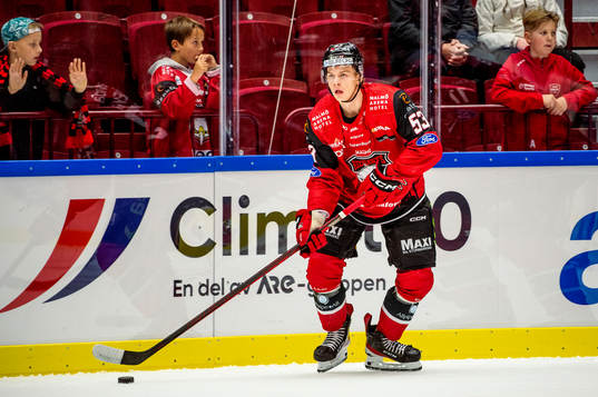 Malmö Redhawks Albert Sjöberg värmer upp innan