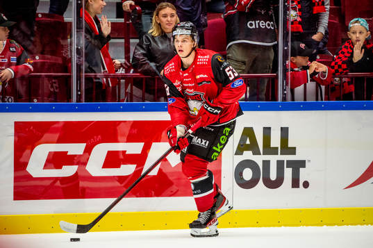 Malmö Redhawks Albert Sjöberg  värmer upp innan