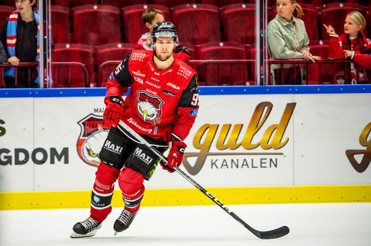 Malmö Redhawks Carl Persson värmer upp innan