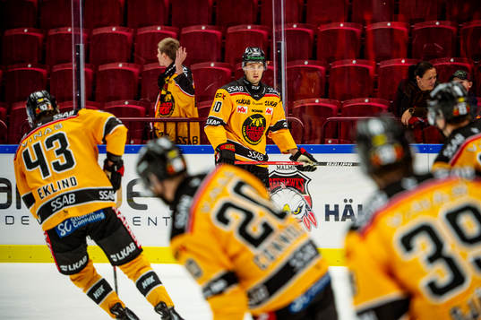 Luleås David Lilja värmer upp innan  ishockeymatchen i