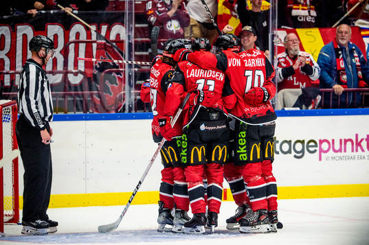 Malmö Redhawks Teemu Kivihalme jublar med lagkamraterna