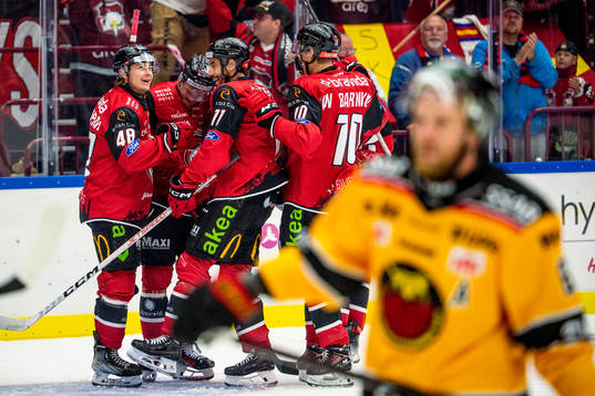 Malmö Redhawks Teemu Kivihalme jublar med lagkamraterna