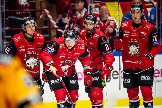 Malmö Redhawks Teemu Kivihalme jublar med lagkamraterna