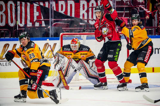 Malmö Redhawks Fredrik Händemark mot Luleås målvakt