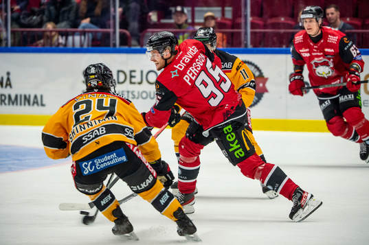 Malmö Redhawks Carl Persson mot Luleås Brendan Shinnimin