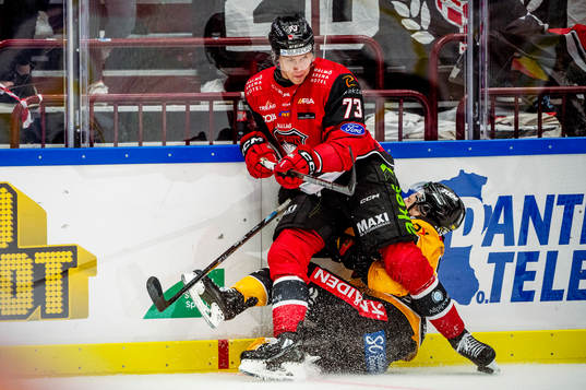 Malmö Redhawks Adam Ollas Mattsson trycker till Luleås