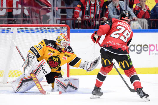 Luleås målvakt Joel Lassinantti mot Mjällbys Noah Eile