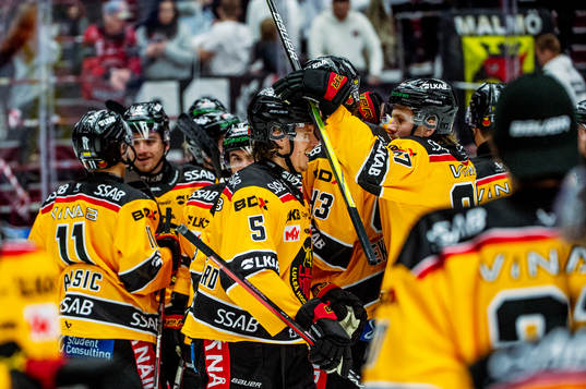 Luleås Marcus Hardegård jublar med lagkamraterna