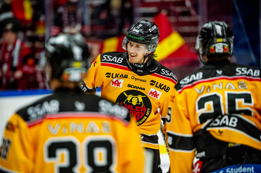 Luleås Marcus Hardegård jublar med lagkamraterna