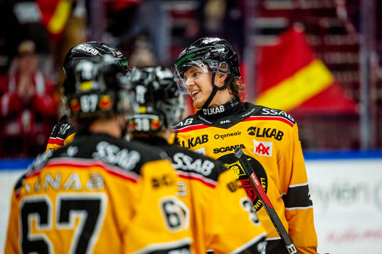 Luleås Marcus Hardegård jublar med lagkamraterna