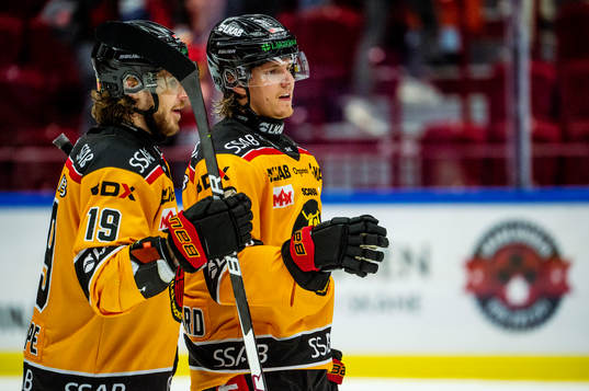 Luleås Marcus Hardegård jublar med Mario Kempe