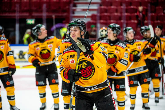 Luleås Jonas Berglund jublar med lagkamraterna