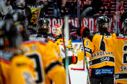 Luleås målvakt Joel Lassinantti jublar med lagkamraterna