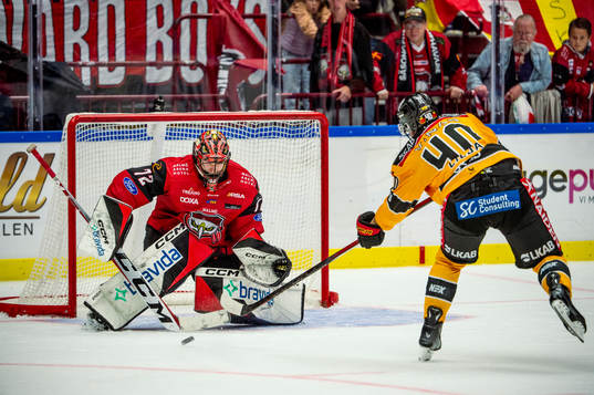 Luleås David Lilja sätter straff på Malmö Redhawks