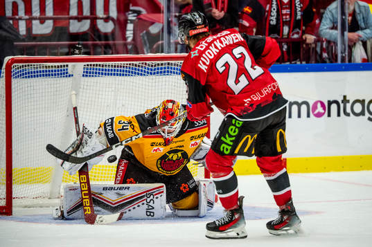 Malmö Redhawks Janne Kuokkanen sätter straff på Luleås