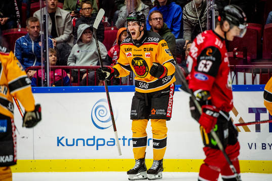 Luleås Oscar Eklind jublar med lagkamraterna