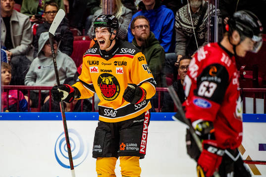 Luleås Oscar Eklind jublar med lagkamraterna