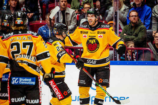 Luleås Oscar Eklind jublar med lagkamraterna