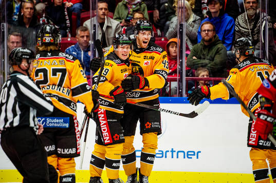 Luleås Oscar Eklind jublar med lagkamraterna