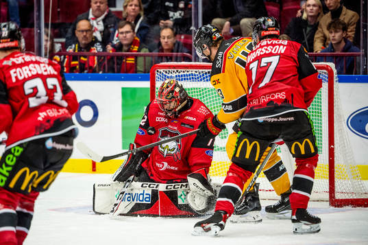 Luleås Oscar Eklind mot Malmö Redhawks målvakt Daniel