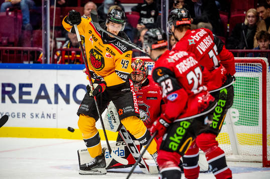 Luleås Oscar Eklind framför Malmö Redhawks målvakt