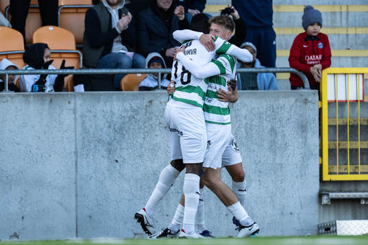 Västerås SKs Patric Åslund jublar med Frederic Nsabiyumva