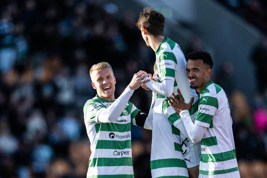 Västerås SKs Olle Edlund jublar med Simon Johansson och