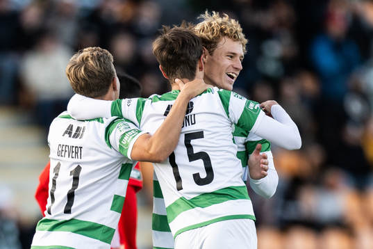 Västerås SKs Olle Edlund jublar med Simon Gefvert och