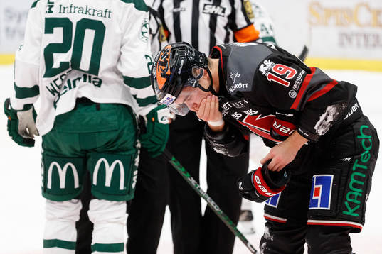 Örebros Axel Sundberg lämnar isen skadad