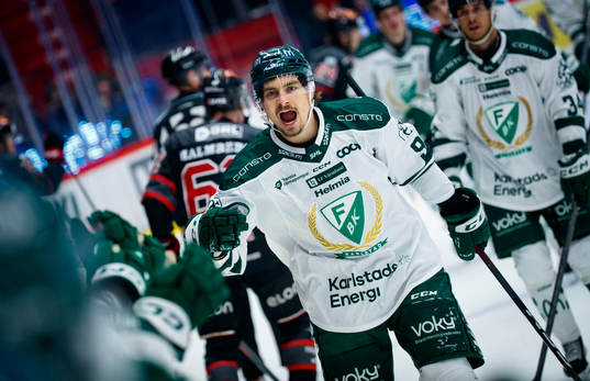 Färjestads David Tomasek jublar vid 0-1