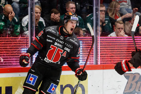 Örebros Emil Larsson jublar