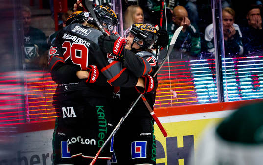 Örebros Milton Oscarson jublar vid 1-1 med Emil Larsson