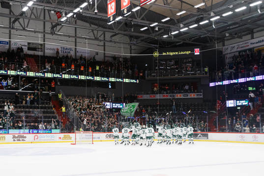 Färjestads spelare jublar med supportrarna