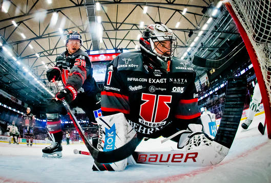 Örebros Linus Arnesson och målvakt Jhonas Enroth