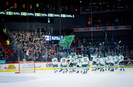Färjestadsspelarna jublar med fansen