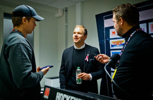 Färjestads tränare Thomas Mitell blir intervjuad