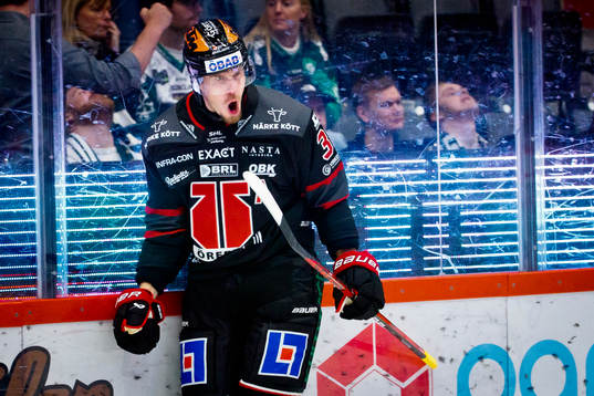 Örebros Emil Larsson gör 1-1 och jublar
