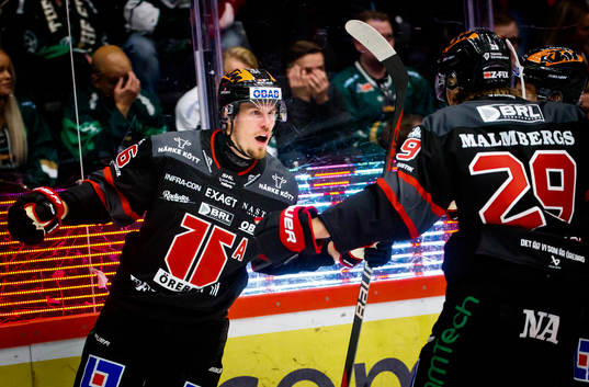 Örebros Emil Larsson gör 1-1 och jublar