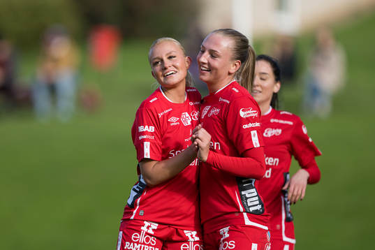 Elfsborgs Matilda Ståhlbom Karlsson och Stina Jensen jublar