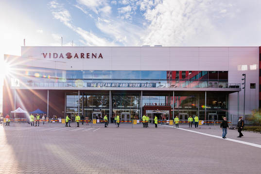 Exteriör vy av Vida arena före ishockeymatchen i SHL