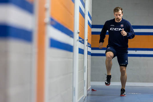 Växjös Brian Cooper värmer upp före ishockeymatchen i