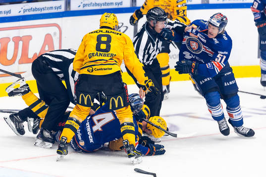 Irriterat mellan Skellefteås Petter Granberg och Växjös