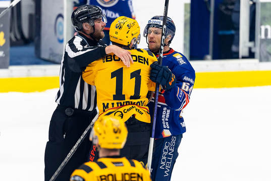 Irriterat mellan Skellefteås Max Lindholm och Växjös