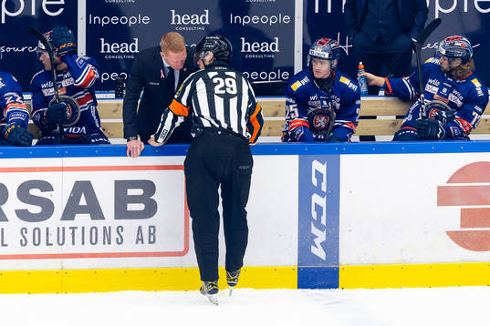 Växjös tränare Jörgen Jönsson pratar med Domare